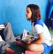Criança ensina vendedor de picolé a ler e a escrever em chão de pátio da escola
