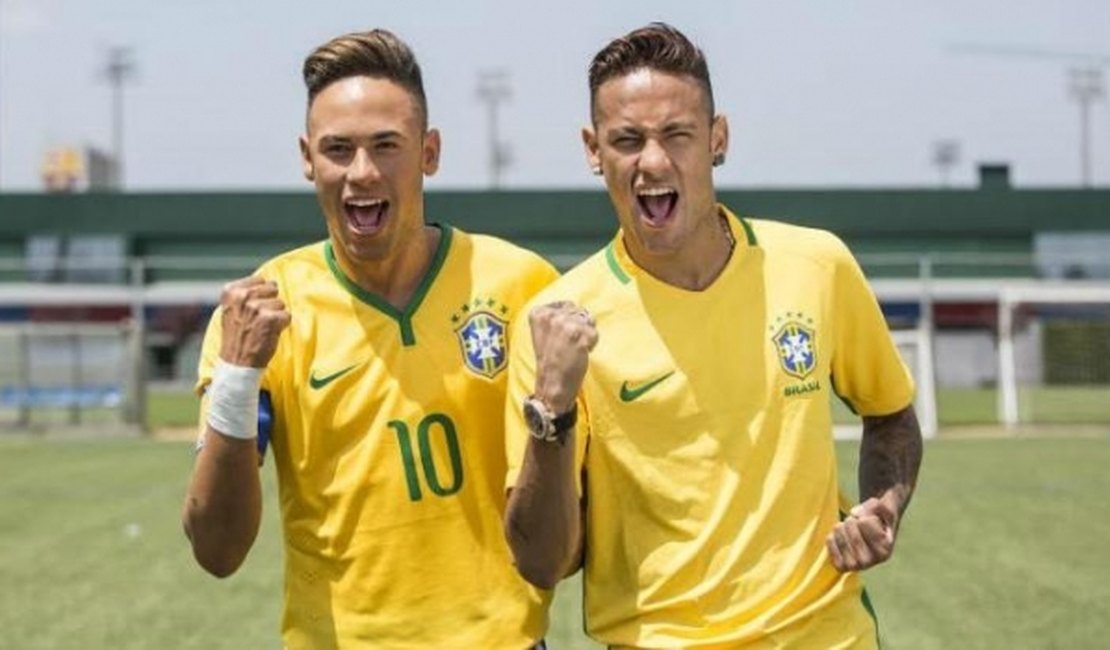 Neymar Jr. conhece seu boneco de cera em museu