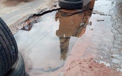 Vazamento de água provoca cratera em rua de Arapiraca 