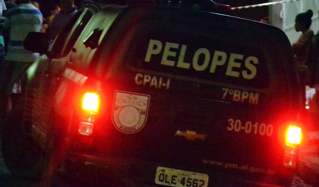 Militares do Pelopes prendem homem com arma de fogo que ameaçava populares em Delmiro Gouveia