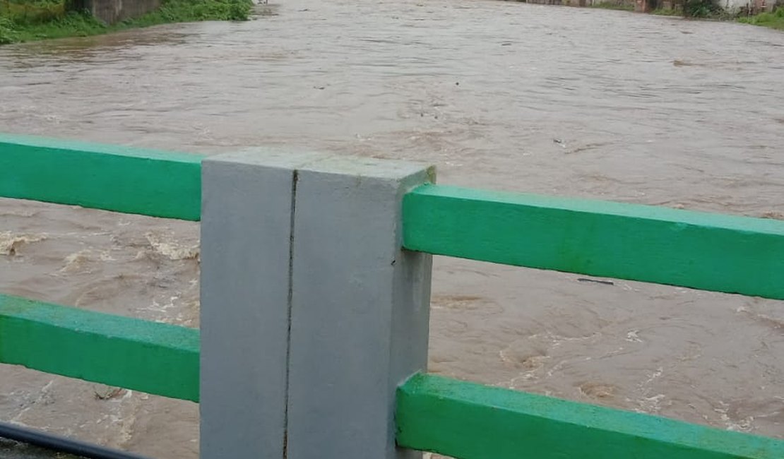 Quebrangulo sob forte chuva: nível da água assusta e causa estragos no município