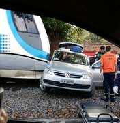 Condutor tenta atravessar trilho e VLT colide contra carro