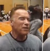 [Vídeo] Arnold Schwarzenegger é acertado com chute pelas costas em evento na África do Sul