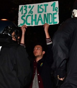 Aos gritos de 'fora nazistas', alemães protestam em frente ao evento da extrema-direita