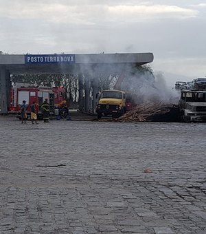 Caminhão carregado com madeira pega fogo na BR-101, em Pilar