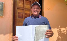 Gari festeja regularização de sua casa, em Major Izidoro, com ajuda do programa Moradia Legal