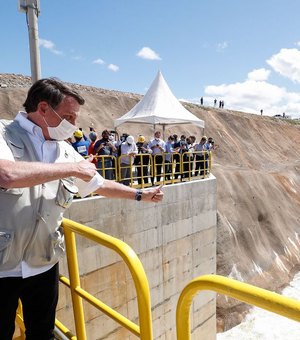 Bolsonaro inaugura trecho de obra e reivindica para si chegada de água ao Ceará