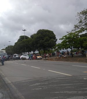 Parentes de reeducandos realizam novo protesto em Maceió