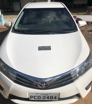 PM recupera carro roubado abandonado em rodovia na cidade de Arapiraca