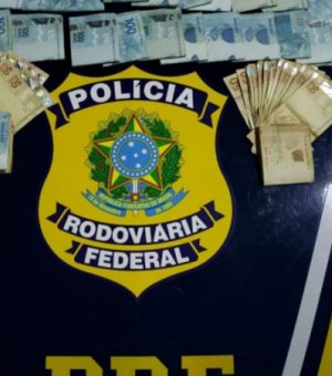 PRF apreende R$ 26 mil dentro de porta-luvas de veículo em São Sebastião