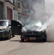 Carro incendeia no Centro de Porto Calvo