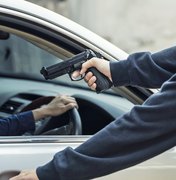Criminosos armados roubam veículo e celular de vítima, em Arapiraca