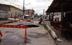 Cratera abre na Rua Soldado Eduardo dos Santos