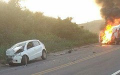Carro pega fogo após colisão em Branquinha