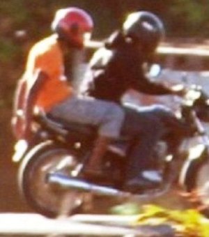 Dupla em motocicleta é interceptada e presa com objetos roubados
