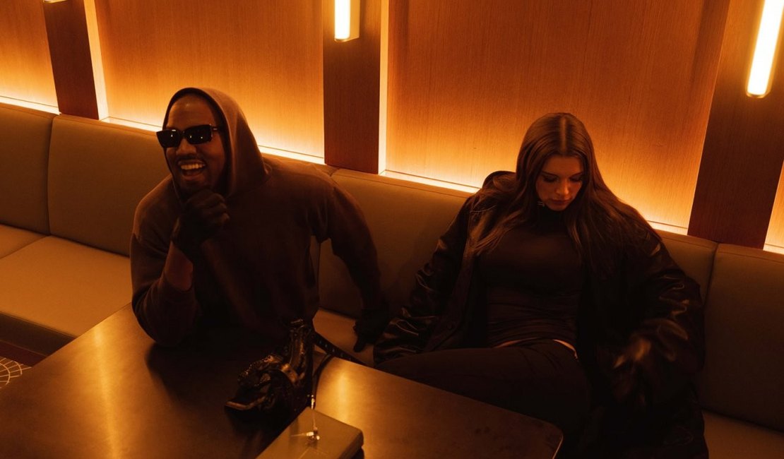 Kanye West e Julia Fox assumem romance e atriz detalha o encontro do casal