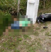 Motociclista morre após sobrar em curva e colidir com poste
