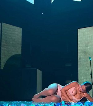 Com 'peitinho' e balé inclusivo, Anitta domina prêmio Multishow 