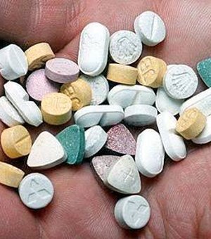Dupla é presa com mais de mil comprimidos de LSD em condomínio em Maceió