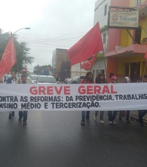 [Vídeo] Manifestantes convocam população para protesto em Arapiraca