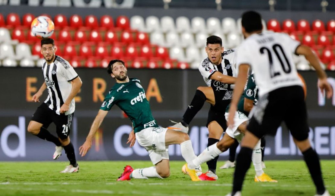 Palmeiras leva pressão no 1º tempo, mas empata com o Libertad fora