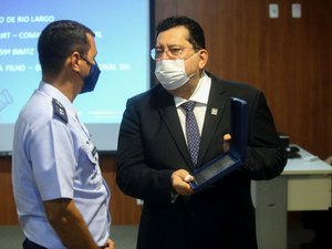 Prefeito de Rio Largo recebe medalha em reconhecimento ao apoio à Força Aérea Brasileira