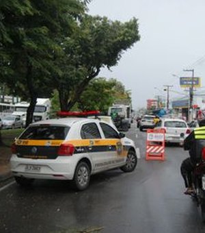 Dois ônibus e um carro se envolvem em engavetamento na Fernandes Lima
