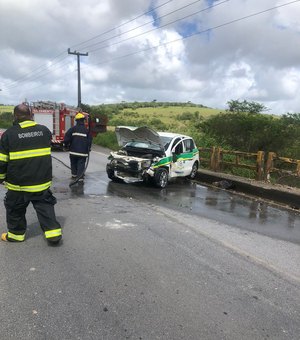 Carro bate em mureta de ponte em São Luís do Quitunde