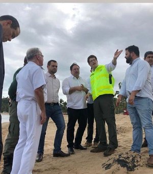 Luciano Barbosa e ministro supervisionam trabalho de retirada de óleo em Japaratinga