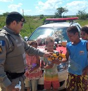 Policiais militares distribuem brinquedos em comunidades carentes