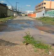 [Vídeo] Vazamento de água de grandes proporções traz transtornos em Arapiraca
