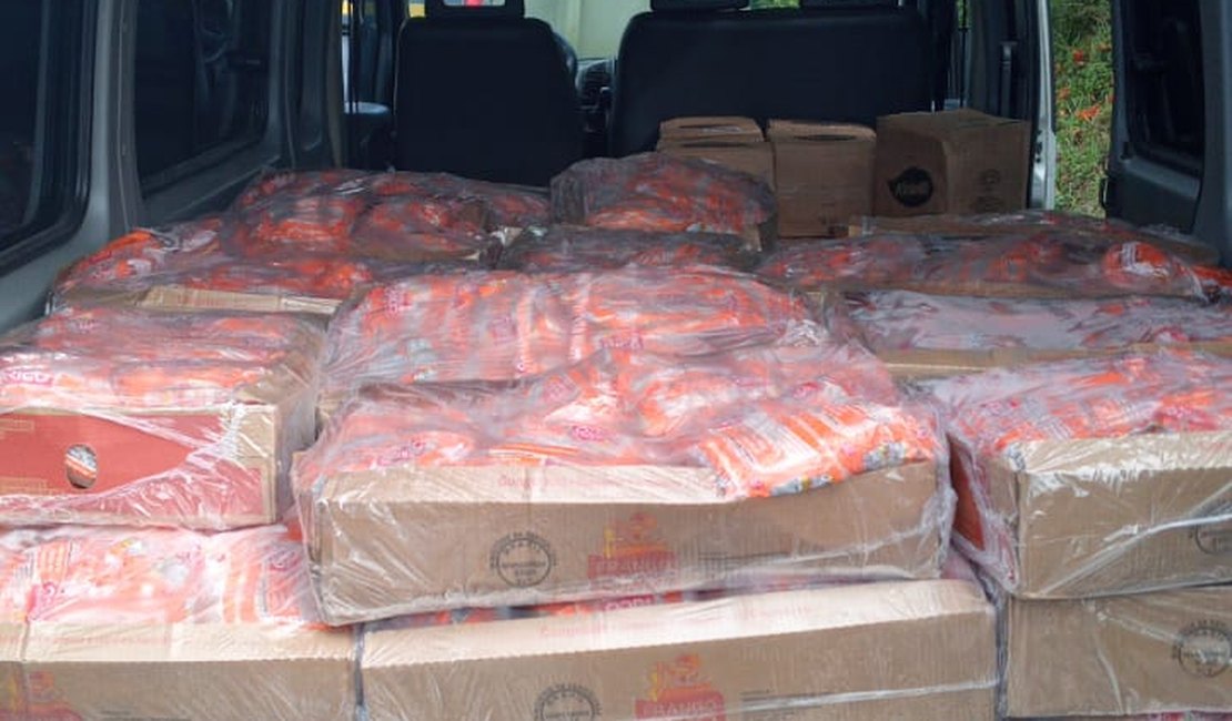 [Vídeo] Peitos de frango transportados em van sem refrigeração são apreendidas em Alagoas