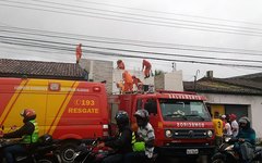Bombeiros resgatam mulher que tentava saltar de telhado 