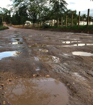 [Vídeo] Arapiraca: estrada que dá acesso ao Cangandu segue sem pavimentação