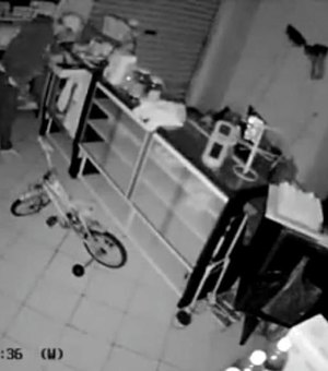 [Vídeo] Homem furta padaria e rouba dinheiro, balança e suco, em Arapiraca