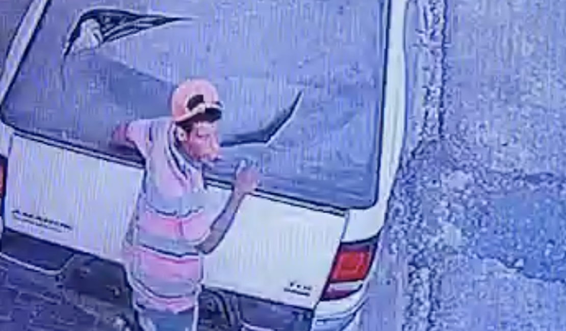 [Vídeo] Criminoso rasga capota de veículo estacionado na Jatiúca e furta diversos objetos