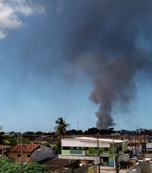 Incêndio destrói ônibus em garagem de empresa na parte alta de Maceió