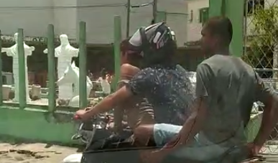 [Vídeo] Motociclista é flagrado transportando duas pessoas em Arapiraca