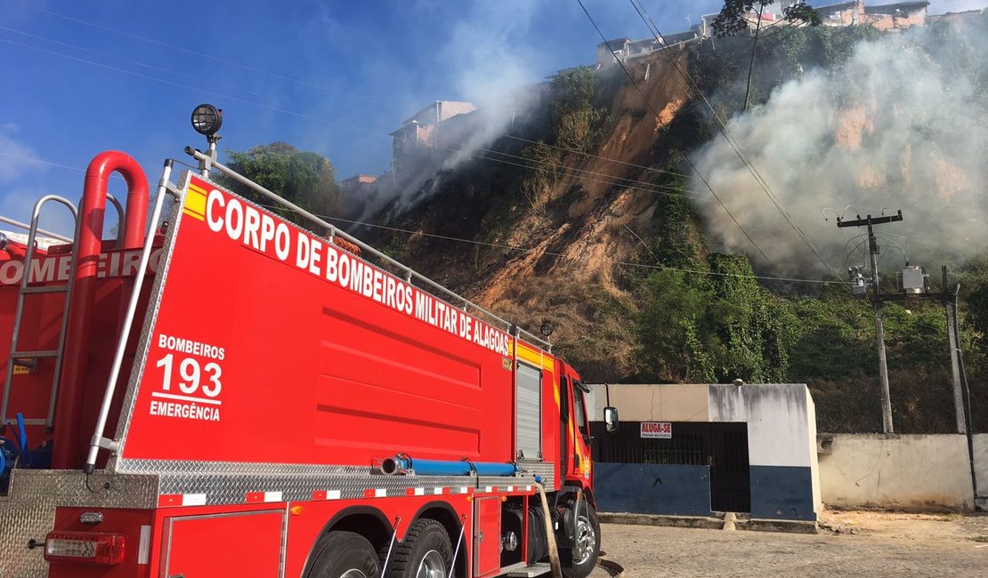Incêndio atinge vegetação próxima a posto de gasolina em Maceió 