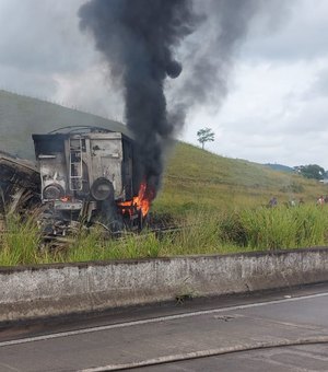 Caminhão tomba na BR-101, gera incêndio e motorista sobrevive