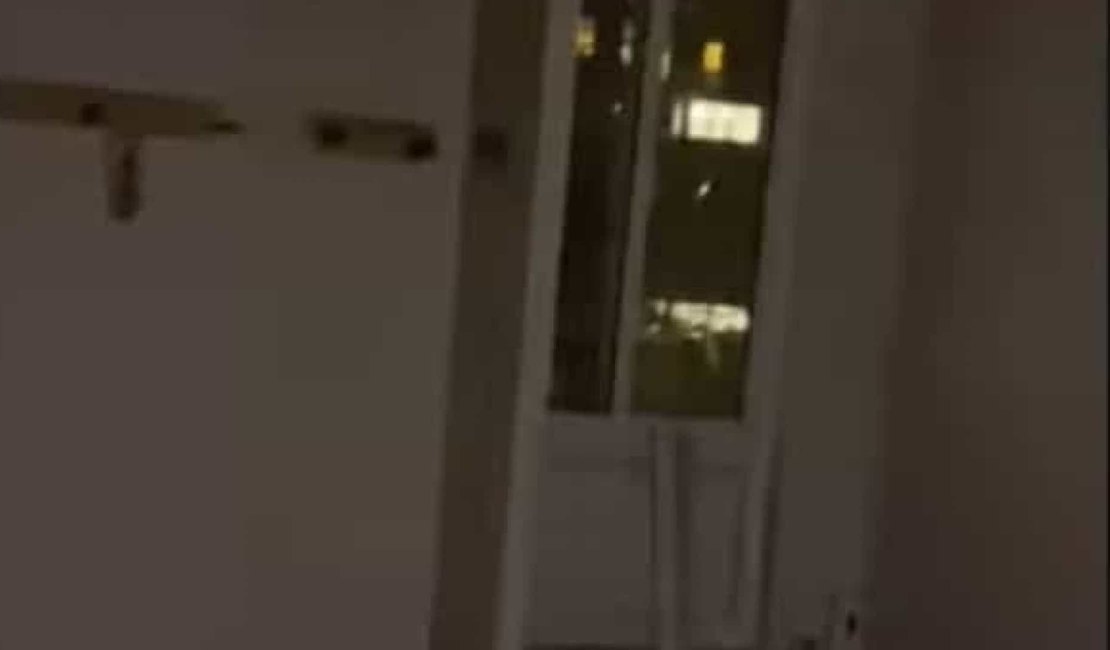 Mulher descobre apartamento secreto atrás do espelho do banheiro