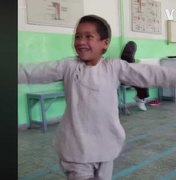 [Vídeo] Menino sírio emociona internet por alegria após receber prótese