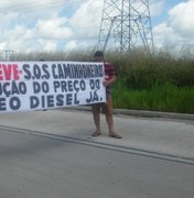 Cerca de 500 caminhões bloqueiam BR-101 em protesto contra preço do diesel