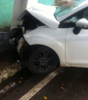 Condutor perde controle de veículo e colide contra poste no Agreste 