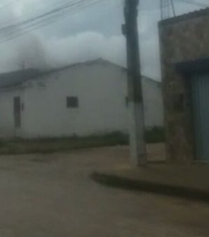 Residência pega fogo no bairro de Primavera, em Arapiraca