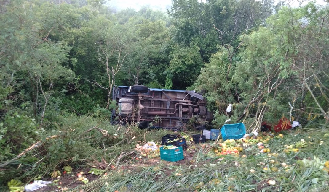 Acidente envolvendo caminhão e camionete D20 deixa um ferido em Palmeira dos Índios