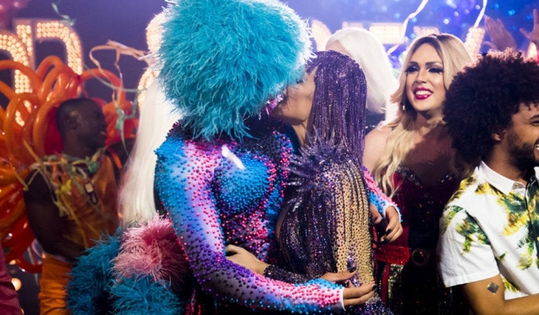Rodrigo Hilbert se veste de 'drag queen' e beija Fernanda Lima no palco