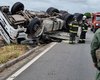 Caminhão capota em trecho da AL 101-SUL e homem fica ferido