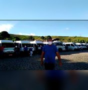 [Vídeo] Trabalhadores de transporte complementar fazem protesto em Porto Calvo