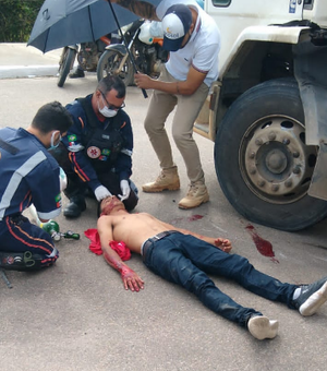 Entregador fica ferido após colisão na Orla da Perucaba